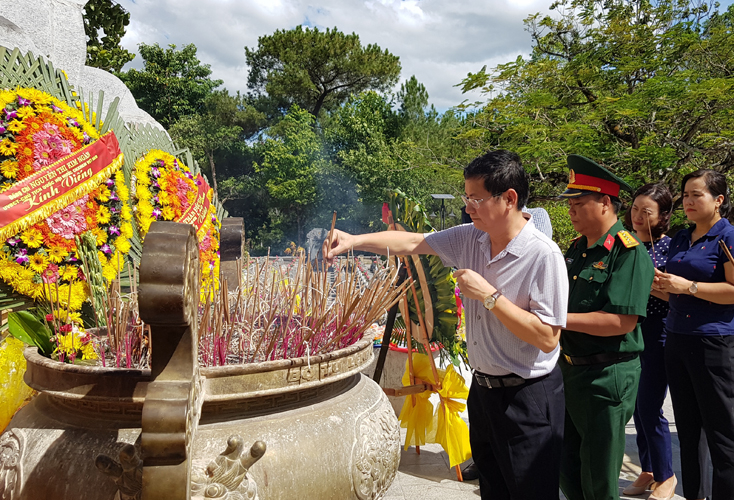 Đồng chí Trần Tiến Dũng, Tỉnh ủy viên, Phó Chủ tịch UBND tỉnh dâng hương tưởng niệm các anh hùng liệt sỹ tại Nghĩa trang liệt sỹ Quốc gia Trường Sơn.