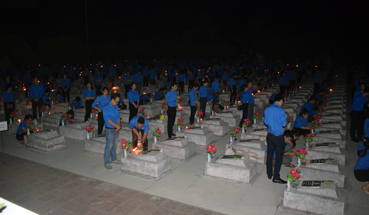 Lực lượng đoàn viên thanh niên đại diện cho tuổi trẻ Quảng Bình thắp nến tri ân các Anh hùng liệt sỹ