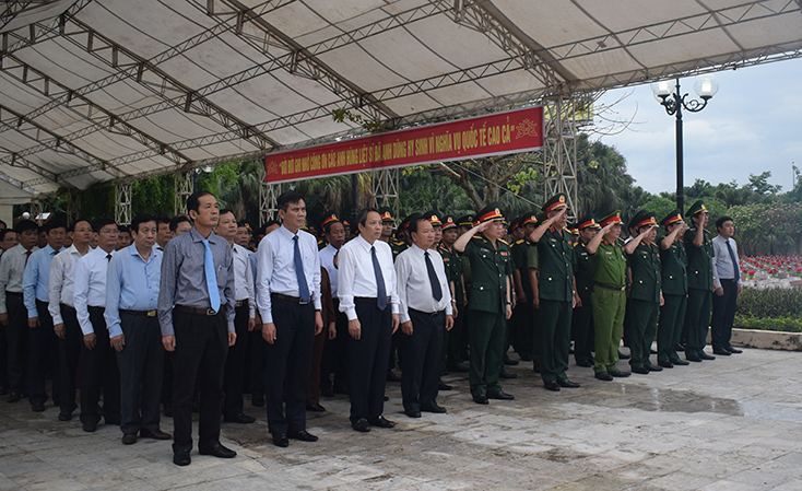 Các đồng chí lãnh đạo tỉnh dâng hương, đặt vòng hoa tưởng niệm các anh hùng liệt sỹ tại Nghĩa trang liệt sỹ Ba Dốc.