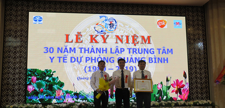 Thừa ủy quyền của Chủ tịch UBND tỉnh, đồng chí Nguyễn Đức Cường, Tỉnh ủy viên, Giám đốc Sở Y tế trao Bằng khen của Chủ tịch UBND tỉnh cho tập thể cán bộ Trung tâm Y tế dự phòng tỉnh