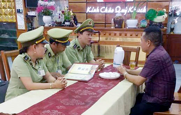 Công tác kiểm tra VSATTP tại các nhà hàng, cơ sở SXKD được các ngành chức năng thực hiện nghiêm túc.