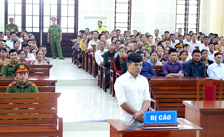 Nguyễn Ngọc Sơn, cán bộ Địa chính-Xây dựng xã Hoàn Trạch bị lãnh án 18 năm tù.