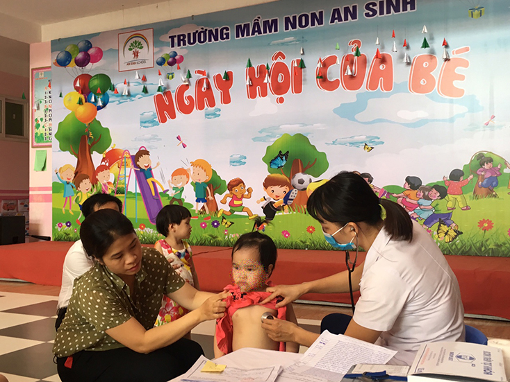 Tại các điểm tiêm, cán bộ y tế luôn chú trọng việc thăm khám, tư vấn sức khỏe trước tiêm cho trẻ nhỏ. 