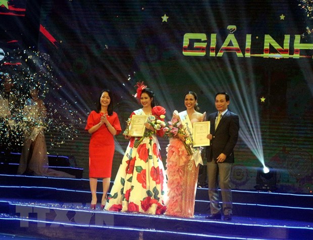 Trao giải Nhì cho thí sinh Aicelle Anne Conronel Santos đến từ Philippines và thí sinh Trần Thị Hồng Nhung của Việt Nam. (Ảnh: Đức Hiếu/TTXVN)