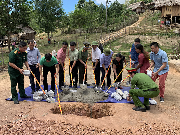 Đại tá Trần Hải Quân - Giám đốc Công an tỉnh cùng đoàn thiện nguyện khởi công điểm trường Pa Choong.