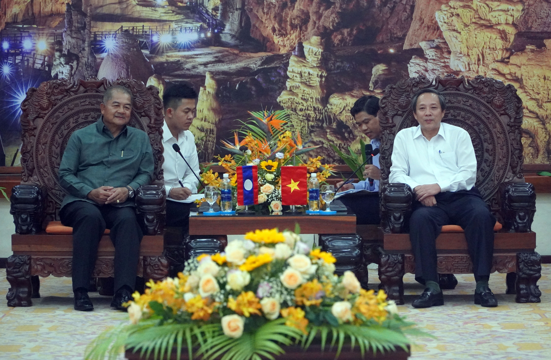 Đồng chí Bí thư Tỉnh ủy Hoàng Đăng Quang và đồng chí Bí thư Trung ương Đảng, Trưởng Ban Tuyên huấn Trung ương Ki-kẹo Khảy-khăm-phị-thun tại buổi chào xã giao