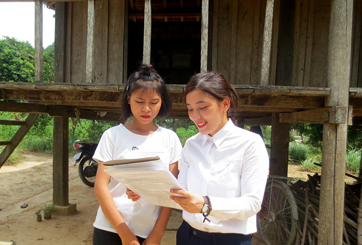 Cán bộ Trường cao đẳng nghề Quảng Bình giới thiệu chính sách hỗ trợ, các lớp học nghề cho em Hồ Thị Say (bản Khe Ngang, Trường Xuân, Quảng Ninh). 