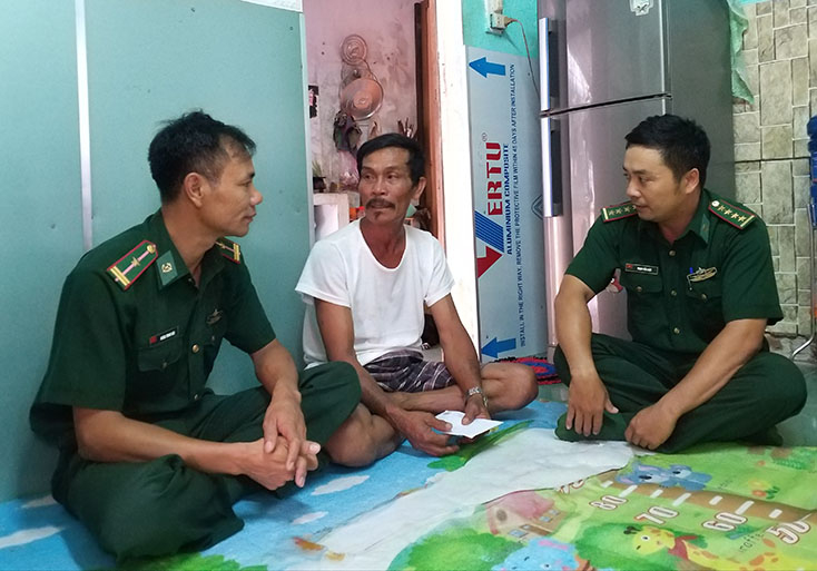 Cán bộ Đồn Biên phòng Nhật Lệ thăm hỏi, động viên anh Phan Văn Thuận. 