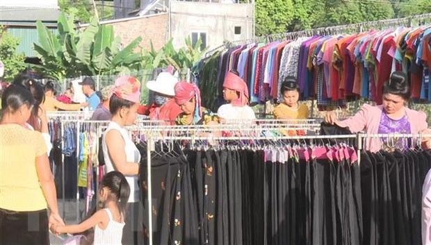 Nguoi Viet uu tien dung hang Viet: Xoa diem trang hang Viet hinh anh 1Người dân Sơn La lựa chọn đồ may mặc hàng Việt Nam. (Ảnh: Nguyễn Cường/TTXVN)