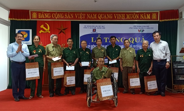 Lãnh đạo Công ty xăng dầu và Công thông tin điện tử Chính phủ tặng quà cho thân nhân liệt sỹ, thương bệnh binh