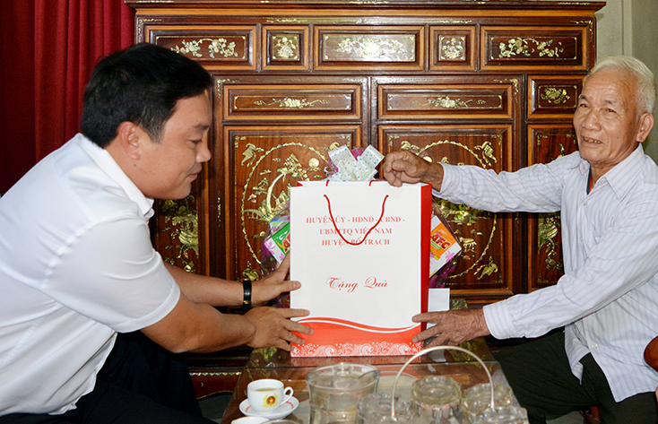 Nhân Ngày Thương binh-Liệt sỹ 27-7-2019, lãnh đạo huyện Bố Trạch đến thăm hỏi, tặng quà NCC với cách mạng trên địa bàn.