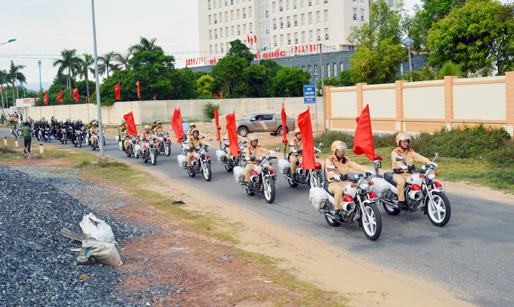 Các lực lượng Công an tỉnh diễu hành biểu dương lực lượng và hưởng ứng lễ ra quân cao điểm tấn công trấn áp tội phạ