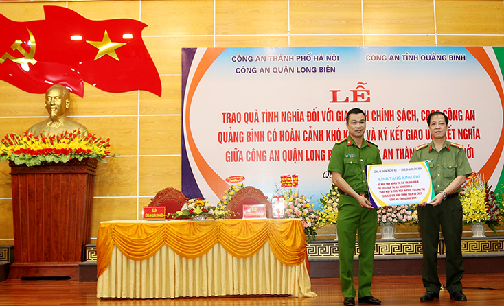 Trưởng Công an quận Long Biên (Hà Nội) trao tặng nhà tình nghĩa và máy vi tính, máy in cho gia đình chính sách và cán bộ chiến sỹ có hoàn cảnh khó khăn của Công an tỉnh Quảng Bình.