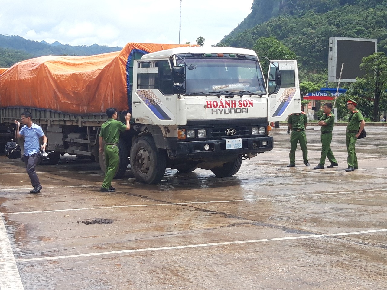 Lực lượng chức năng khám xét xe ô tô tải do đối tượng điều khiển.