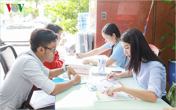  Cán bộ trường ĐH tư vấn chọn ngành nghề cho thí sinh.