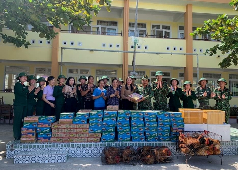 Hội LHPN tỉnh và Hội Phụ nữ Bộ chỉ huy Quân sự tỉnh trao quà cho các đơn vị tham gia huấn luyện, diễn tập khu vực phòng thủ tỉnh năm 20