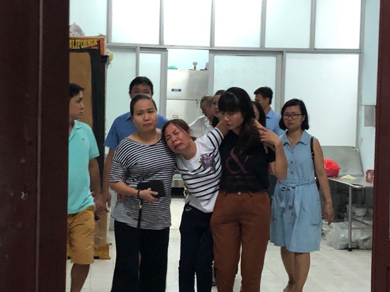  Người nhà nạn nhân đau đớn trước cái chết của cháu bé. Ảnh: VTC News