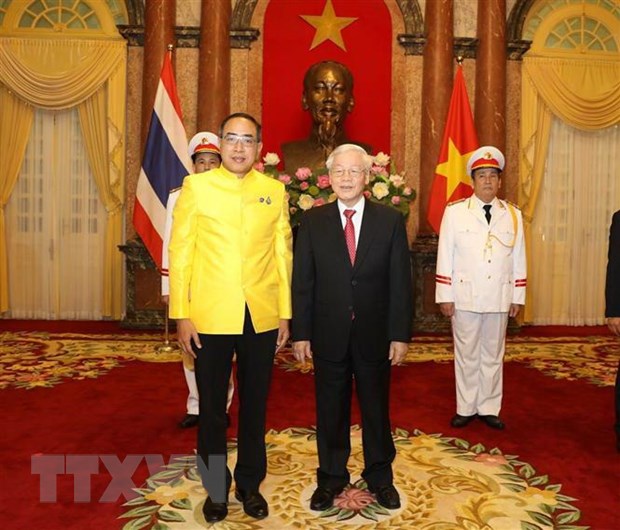 Tong Bi thu, Chu tich nuoc tiep cac dai su trinh Quoc thu hinh anh 1Đại sứ Đặc mệnh toàn quyền Vương quốc Thái Lan tại Việt Nam Tanee Sangrat trình Quốc thư lên Tổng Bí thư, Chủ tịch nước Nguyễn Phú Trọng. (Ảnh: Trí Dũng/TTXVN)