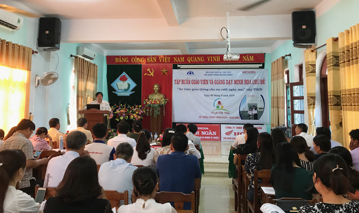 Cán bộ quản lý các phòng GD-ĐT, các trường THCS và giáo viên tham gia lớp tập huấn.