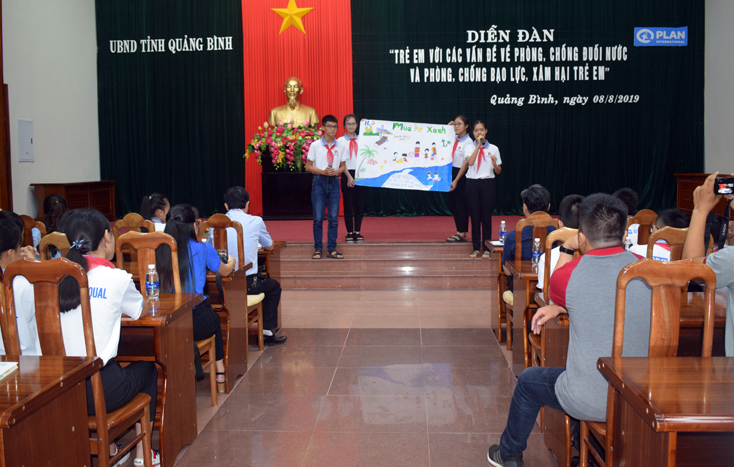 Nhóm trẻ trình bày uan điểm về chủ đề bạo lực, xâm hại và đuối nước ở trẻ em