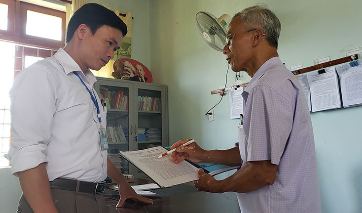Bí thư Đảng ủy xã Thạch Hóa Cao Xuân Hưng (bên phải) là tấm gương sáng học tập và làm theo Bác. 