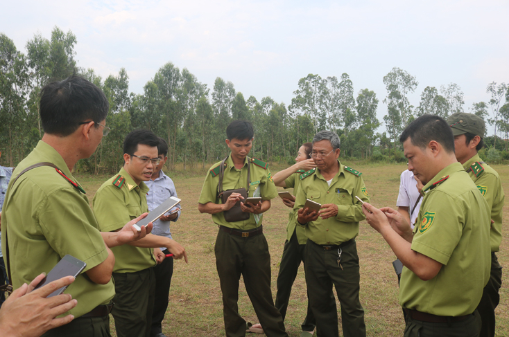 Các học viên lớp tập huấn thực hành tại hiện trường về thu thập số liệu thực địa.