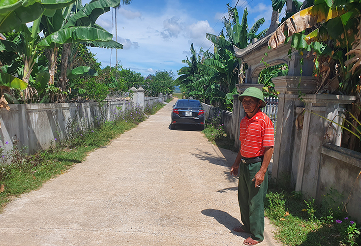 Ông Ngô Xuân Đang (Đông Dương, Quảng Phương, Quảng Trạch) trên con đường gia đình ông đã hiến gần 100m2 đất vườn để xây mới, mở rộng.