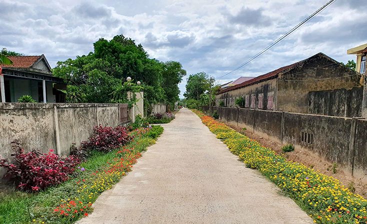 Những con đường hoa ở thôn Mai Hạ (Mai Thủy, Lệ Thủy) được xây dựng từ sự đồng sức đồng lòng của người dân.