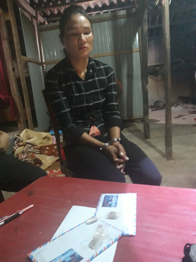 : Đối tượng Hồ Thị Cúc bị bắt quả tang vì có hành vi tàng trữ trái phép chất ma túy.