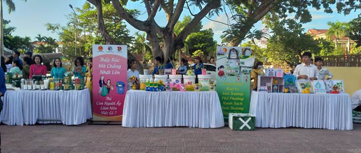 Trưng bày các sản phẩm từ vật liệu tái chế và thân thiện với môi trường tại lễ phát động