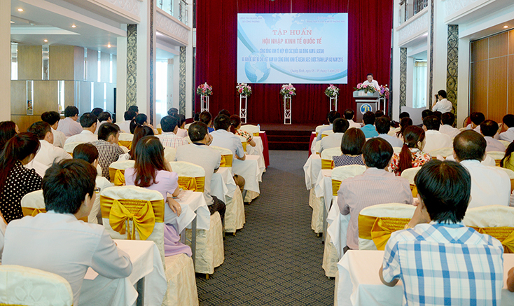 Đại diện các doanh nghiệp tư nhân tham gia tập huấn hội nhập kinh tế quốc tế.