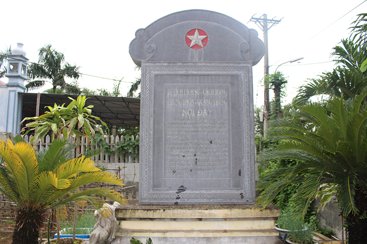 Bia di tích nơi thành lập Chi bộ Trung Thôn, xã Quảng Trung (TX. Ba Đồn). 