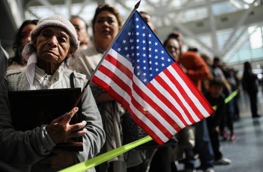 Một người mẹ chờ đợi con trai rời khỏi một buổi lễ nhập tịch, tại Los Angeles của bang California. (Nguồn: Getty Images)