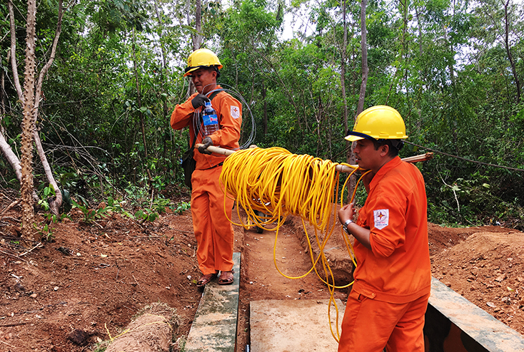  Công nhân Điện lực Đồng Hới tiến hành rải dây, đấu nối tại các lán trại.