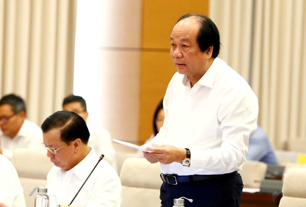 Bộ trưởng, Chủ nhiệm Văn phòng Chính phủ Mai Tiến Dũng, thừa ủy quyền của Thủ tướng Chính phủ, trình bày Báo cáo tóm tắt tổng hợp việc thực hiện các nghị quyết, kết luận của Ủy ban Thường vụ Quốc hội về giám sát chuyên đề và chất vấn từ đầu nhiệm kỳ đến hết năm 2018.(Ảnh: Văn Điệp/TTXVN)