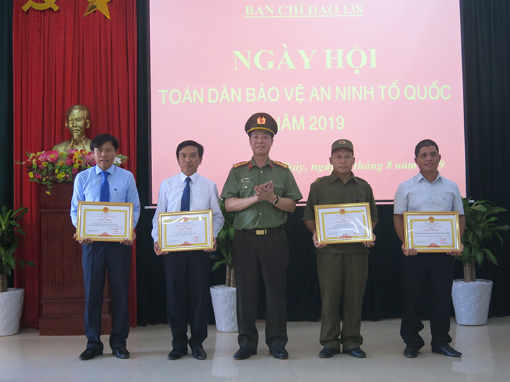Đại tá Trần Hải Quân, Bí thư Đảng ủy, Giám đốc Công an tỉnh trao giấy khen cho các tập thể, cá nhân ở xã Mai Thủy có thành tích xuất sắc trong phong trào “Toàn dân bảo vệ an ninh Tổ quốc” năm 2019