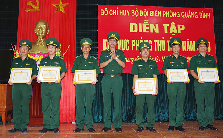 Đại tá Lê Văn Tiến, Bí thư Đảng ủy, Chính ủy BĐBP Quảng Bình trao giấy khen của Bộ chỉ huy BĐBP tỉnh cho các tập thể và cá nhân có thành tích xuất sắc trong đợt diễn tập. Ảnh: Châu Thành