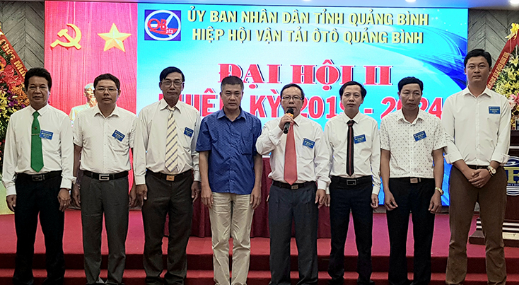 Ban Chấp hành Hiệp hội vận tải ô tô Quảng Bình nhiệm kỳ 2019-2024 ra mắt tại đại hội.