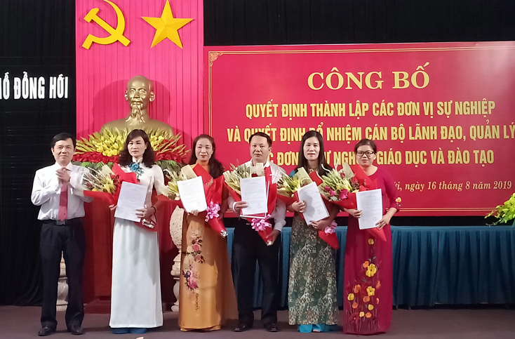 Đại diện lãnh đạo TP. Đồng Hới chúc mừng các đồng chí quản lý vừa được bổ nhiệm