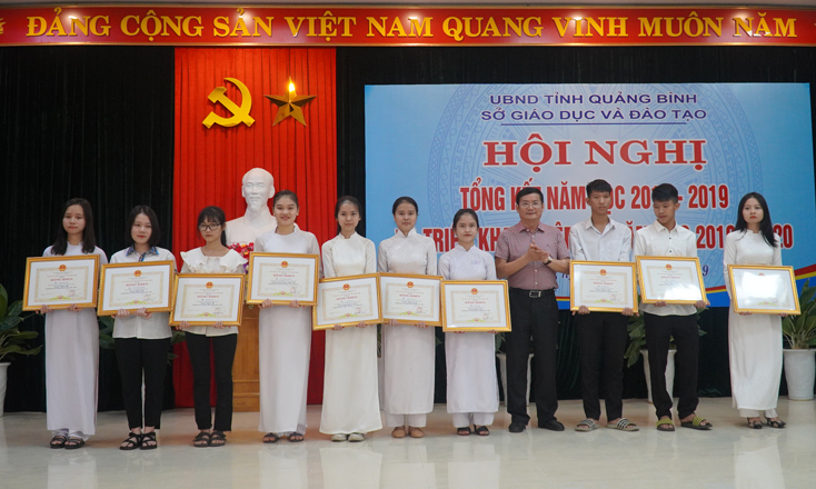 Học sinh đạt giải nhất Kỳ thi chọn học sinh giỏi cấp tỉnh lớp 12 nhận bằng khen của Chủ tịch UBND tỉnh.