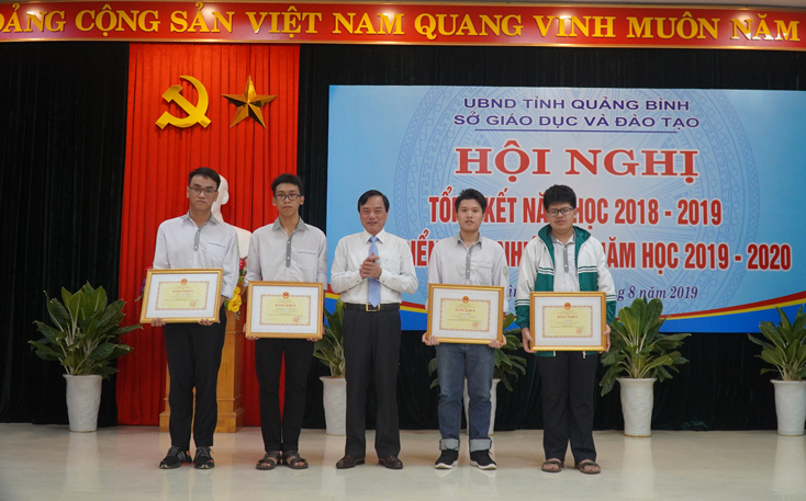 Thừa ủy quyền của Bộ Trưởng Bộ GD-ĐT, Giám đốc Sở GD-ĐT Đinh Quý Nhân đã trao bằng khen cho các học sinh đạt giải chính thức tại Kỳ thi chọn học sinh giỏi quốc gia THPT năm học 2018-2019.
