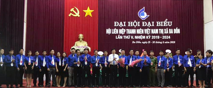 Đồng chí Trương An Ninh, Tỉnh ủy viên, Bí thư Thị ủy Ba Đồn tặng hoa cho Ủy ban Hội LHTNVN TX. Ba Đồn khóa V, nhiệm kỳ 2019-2024.