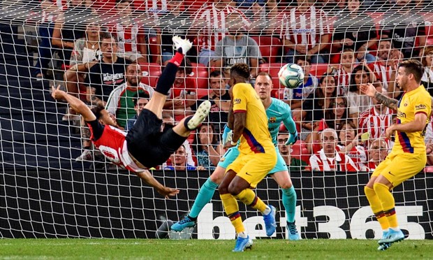 Aritz Aduriz lập siêu phẩm vào lưới Barcelona. (Nguồn: EPA)