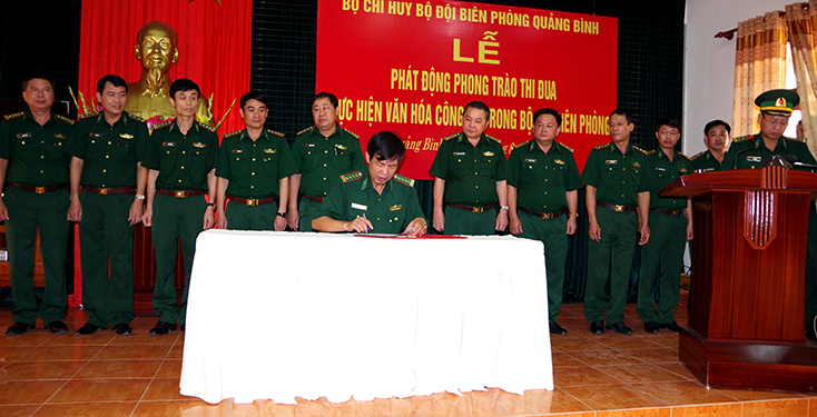 Đại diện các phòng, văn phòng, ban cơ quan Bộ chỉ huy BĐBP tỉnh ký kết giao ước thi đua thực hiện văn hóa công sở, xứng danh  