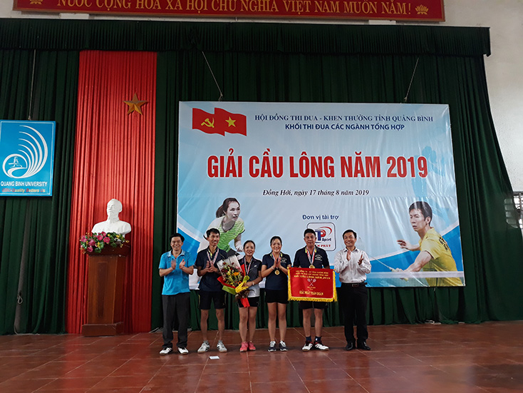Ban tổ chức trao giải nhất toàn đoàn cho đơ vị Ban Dân tộc tỉnh