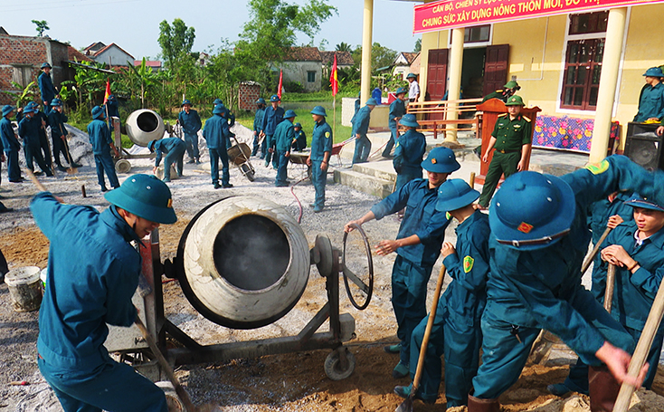 Cán bộ, chiến sỹ BCHQS thị xã Ba Đồn tích cực tham gia hỗ trợ phong trào xây dựng nông thôn mới của địa phương.