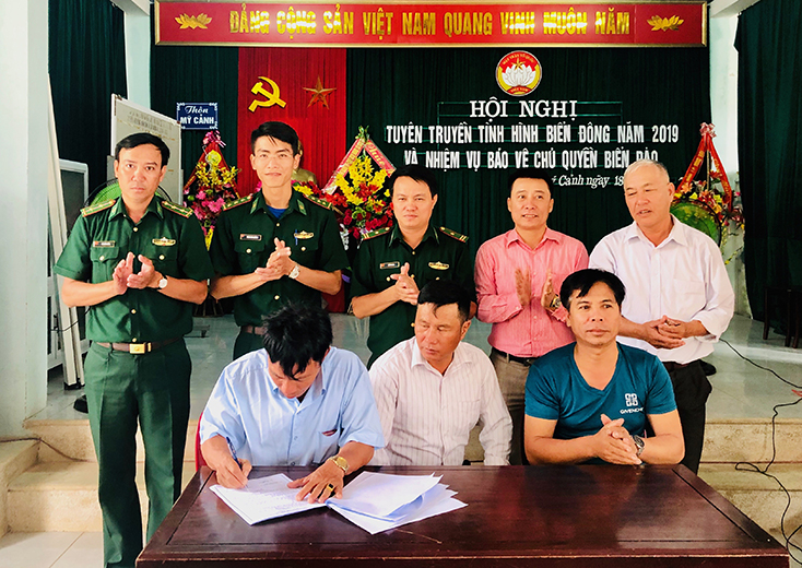 Đồn Biên phòng Nhật Lệ, UBND xã Bảo Ninh, các chủ tàu thuyền trưởng và bà con ngư dân ký cam kết thực hiện nghiêm Chỉ thị 01 của Thủ tướng Chính phủ