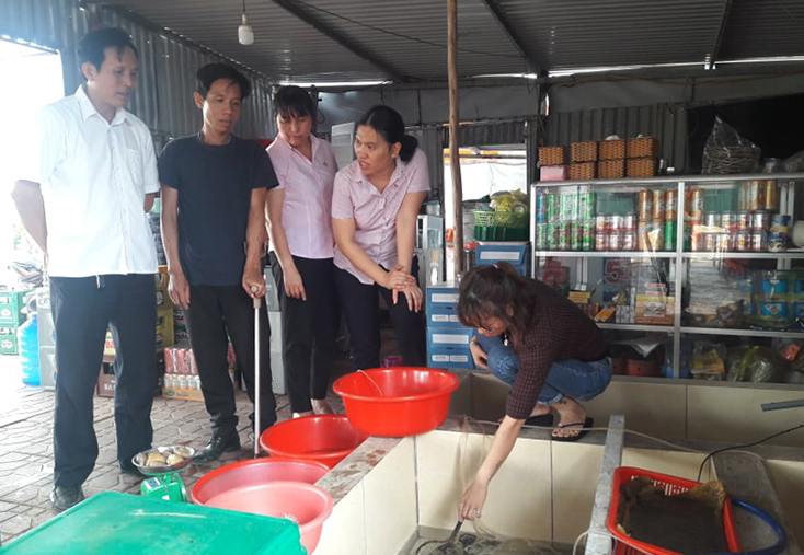 Cán bộ tín dụng luôn theo dõi, giám sát chặt chẽ quá trình sử dụng nguồn vốn tín dụng ưu đãi của người dân.