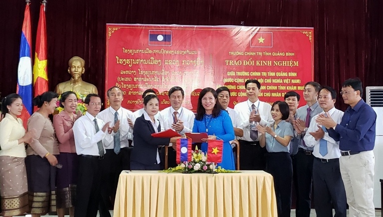 Trường Chính trị tỉnh và Trường Chính trị-Hành chính tỉnh Khăm Muộn ký kết biên bản ghi nhớ hợp tác.