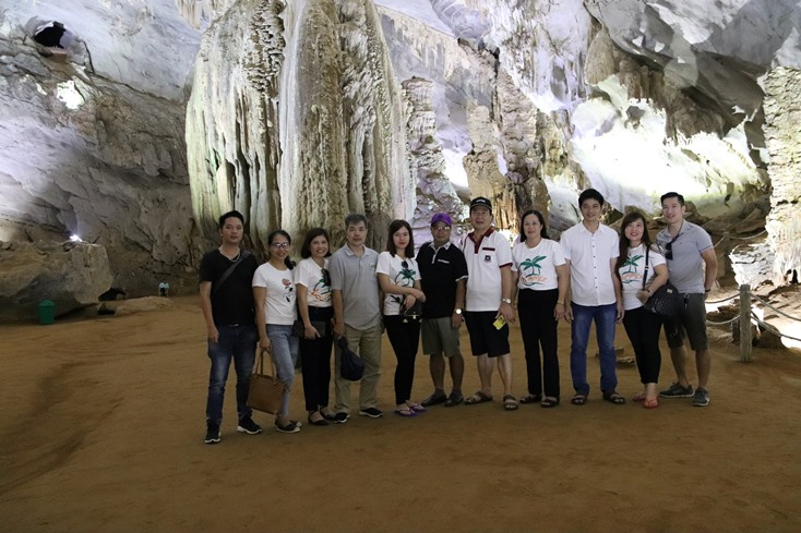  Đoàn công tác Báo Hà Giang chụp ảnh lưu niệm tại động Phong Nha